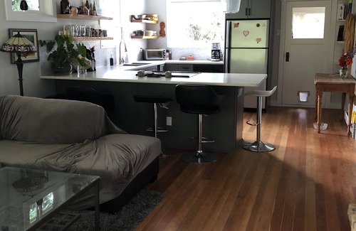 Crescent Valley House | Cheerful 2 bedroom, large bright kitchen with cuddly kitties!