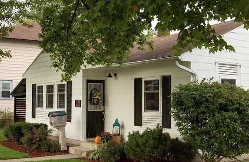 Decatur House | Cheerful 2 Bedroom Cottage on 5th in Decatur IN