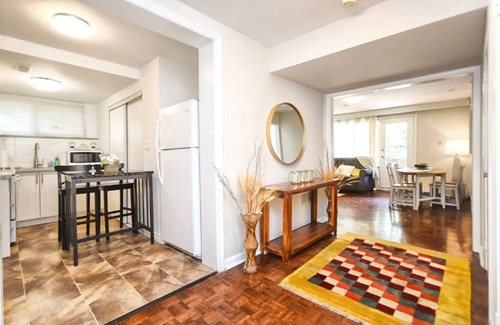 York Mills Apartment | Cheerful 2 bedroom home close to York mills Subway, Free parking