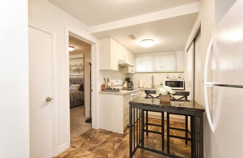 York Mills Apartment | Cheerful 2 bedroom home close to York mills Subway, Free parking