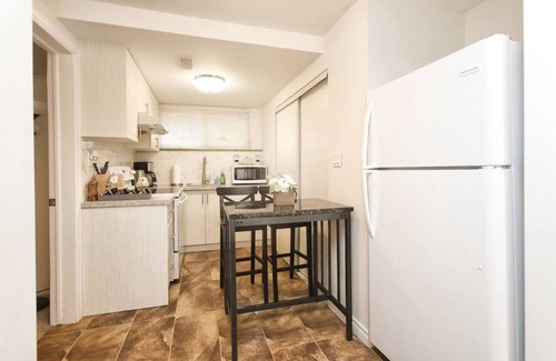 York Mills Apartment | Cheerful 2 bedroom home close to York mills Subway, Free parking