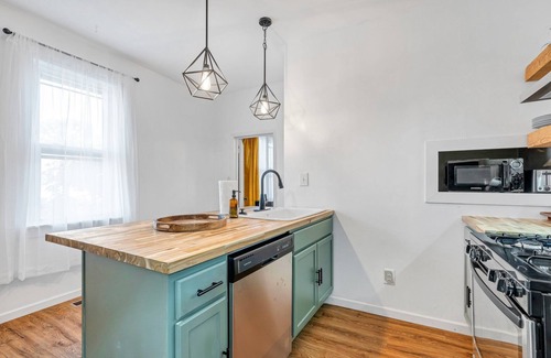 Southwest Garden House | Cheerful 2 Bedroom House on the Hill in St. Louis