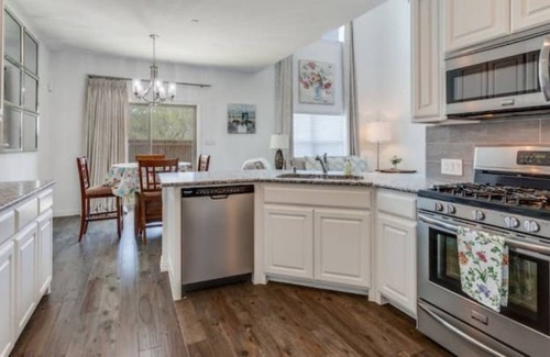 Plano House | Cheerful 2 bedroom townhouse modern and cozy