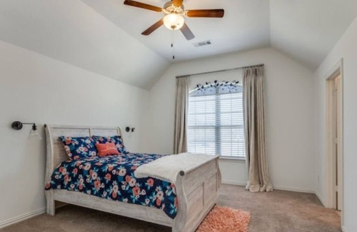 Plano House | Cheerful 2 bedroom townhouse modern and cozy