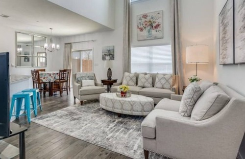 Plano House | Cheerful 2 bedroom townhouse modern and cozy