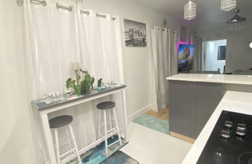 Lake Worth House | Cheerful 2x2, Jet Tub & Sleep Number bed, Lake Worth Beach.