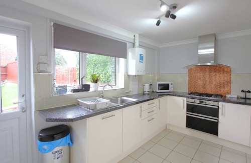 Earley House | Cheerful 3 Bedroom 2 Bathroom Bungalow by CozyNest