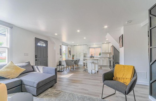 Niagara Falls House | Cheerful 3 Bedroom House (4 Min Drive to Casino)