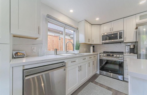 Niagara Falls House | Cheerful 3 Bedroom House (4 Min Drive to Casino)