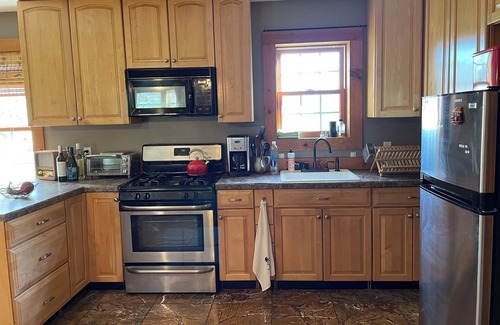 New Paltz Cottage | Cheerful 3 Bedroom Cottage by Rail Trail