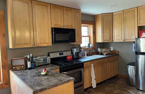New Paltz Cottage | Cheerful 3 Bedroom Cottage by Rail Trail