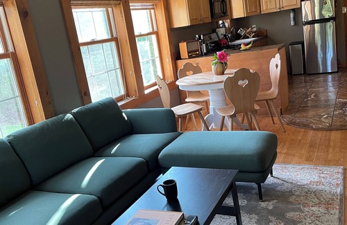 New Paltz Cottage | Cheerful 3 Bedroom Cottage by Rail Trail