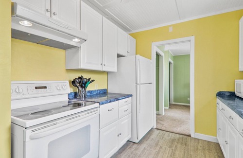 Monona Cottage | Cheerful 3-bedroom cottage 2 blocks from the lake