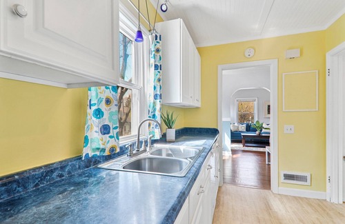 Monona Cottage | Cheerful 3-bedroom cottage 2 blocks from the lake