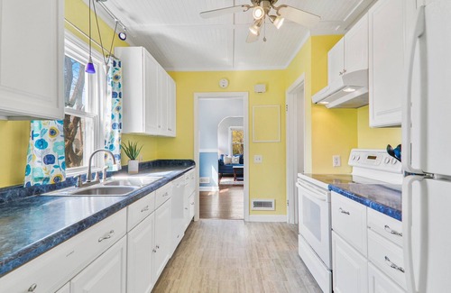 Monona Cottage | Cheerful 3-bedroom cottage 2 blocks from the lake