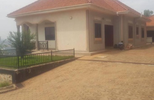 Kampala House | Cheerful 3 Bedroom house with ample parking space.