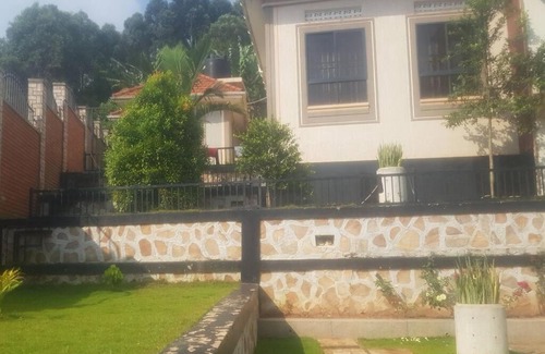 Kampala House | Cheerful 3 Bedroom house with ample parking space.