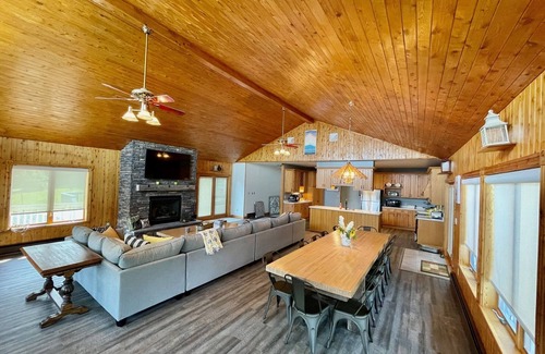 Town of Fowler House | Cheerful 3-Bedroom Lake House