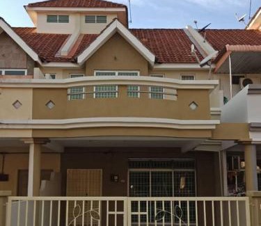 Sungai Puyu House | Cheerful 3-Bedroom Residential Home with Free WIFI