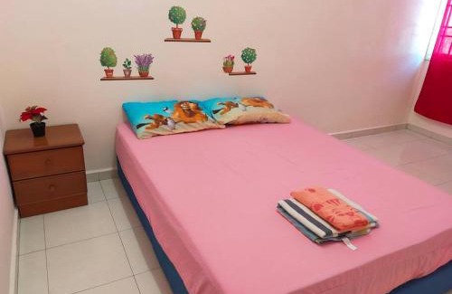 Sungai Puyu House | Cheerful 3-Bedroom Residential Home with Free WIFI