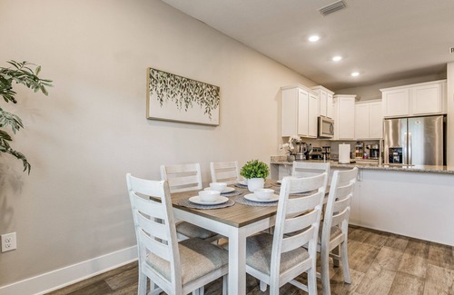 Pine Forest House | Cheerful 3-bedroom Townhouse - Centrally Located