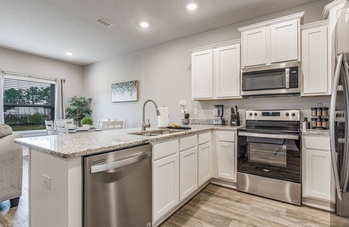 Pine Forest House | Cheerful 3-bedroom Townhouse - Centrally Located