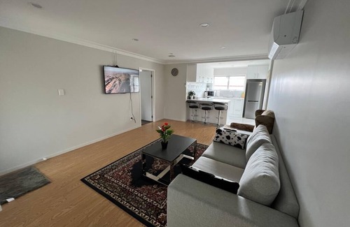 Goodwood Heights House | Cheerful 3 bedroom with free parking