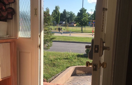 Downtown Gatineau House | Cheerful 3 bedrooms Bungalow with kitchen & inground swim pool