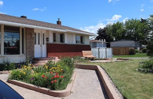 Downtown Gatineau House | Cheerful 3 bedrooms Bungalow with kitchen & inground swim pool