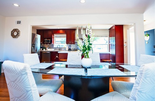 San Tomas House | Cheerful 3BR - Bar, Jacuzzi & Kids Treehouse