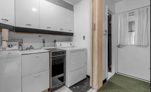 Amherst House | Cheerful 4 bedroom bungalow with indoor fireplace