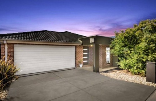 Curlewis House | Cheerful 4 bedroom house 2 minutes from Bayview, boat ramp and beach.