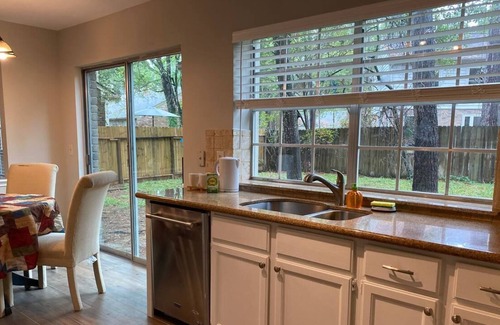 Indian Springs House | Cheerful 4-Bedroom House in the Woodlands