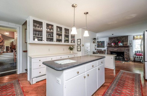 Buechel House | Cheerful 8-Bedroom, 6-Bath Historic Mansion in Derby City – Ideal Vacation Home!