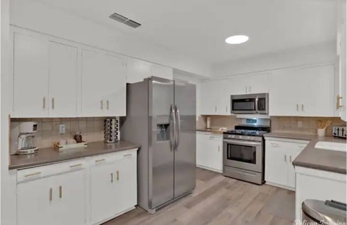 Broadmoor House | Cheerful and chic- newly renovated home 4br/3b