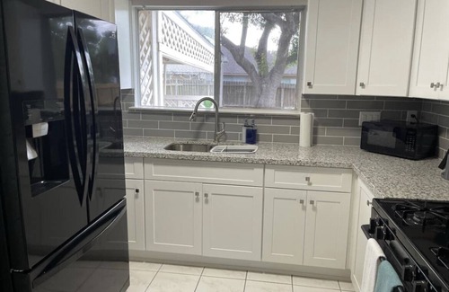 Mission Bend House | ❤Cheerful & Comfy ~ Fireplace ~ Backyard ~ Parking
