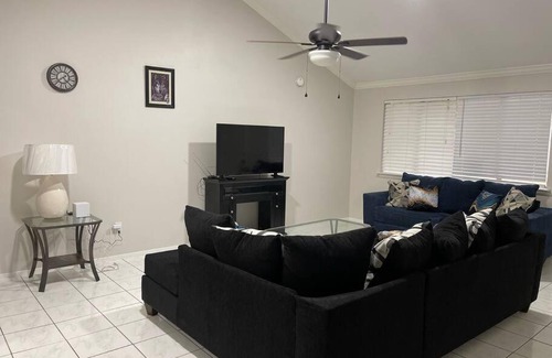 Mission Bend House | Cheerful & Comfy, Fireplace, Backyard, Parking