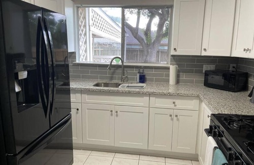 Mission Bend House | Cheerful & Comfy, Fireplace, Backyard, Parking