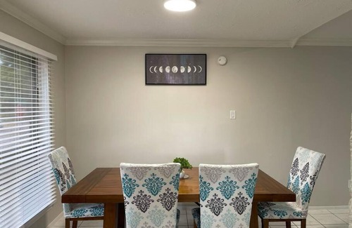 Mission Bend House | Cheerful & Comfy, Fireplace, Backyard, Parking