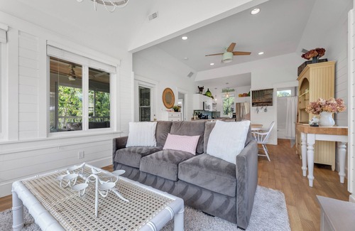 Cherry Valley Cottage | Cheerful cottage on East Lake resort with pool