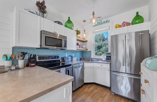 Cherry Valley Cottage | Cheerful cottage on East Lake resort with pool