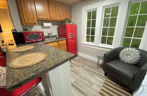 Edgecomb Cottage | Cheerful Cottage Close to Everything 12