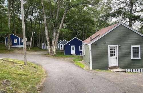 Edgecomb Cottage | Cheerful Cottage Close to Everything 12