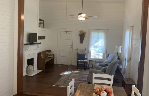 Coolidge Cottage | Cheerful Cottage, full of Southern Charm