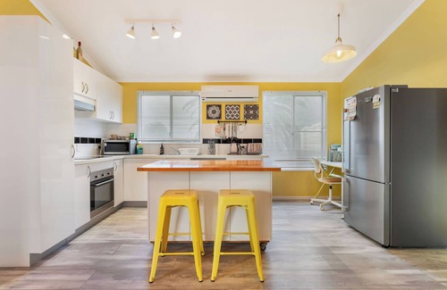 Lowood Cottage | Cheerful cottage with STUNNING river views + access to water activities!