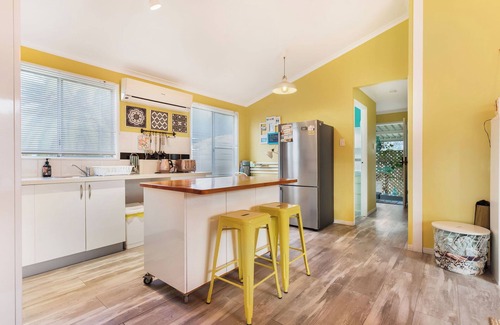 Lowood Cottage | Cheerful cottage with STUNNING river views + access to water activities!