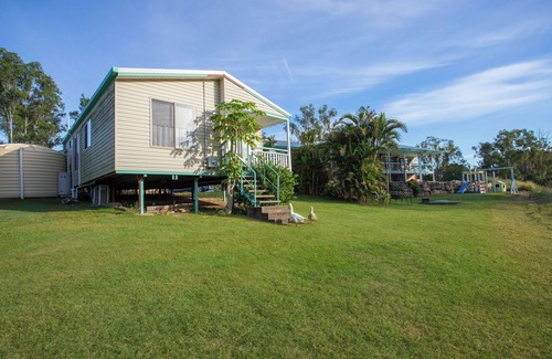 Lowood Cottage | Cheerful cottage with STUNNING river views + access to water activities!