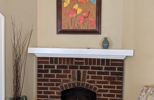 Athens House | 🌞 Cheerful Eclectic Bungalow in 🐕 Dog Friendly Neighborhood -NO PET FEES