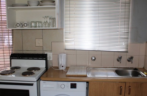 Akasia Apartment | Cheerful Home with Braai area near Shopping Centers