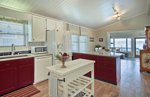 Fremont Cottage | Cheerful lakefront cottage with kayaks and fire pit